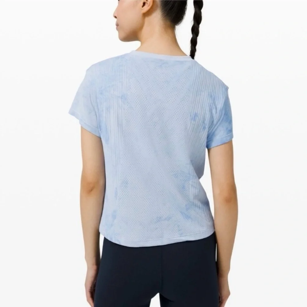 Lululemon Train To Be Short Sleeve Shirt in Blue Tie Dye Size 8 - Picture 2 of 5